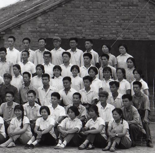 中国人民解放军四五九八部队三中队学生九连全体合影留念（局部）。倒数第二排右起第四人为周文重。1970年